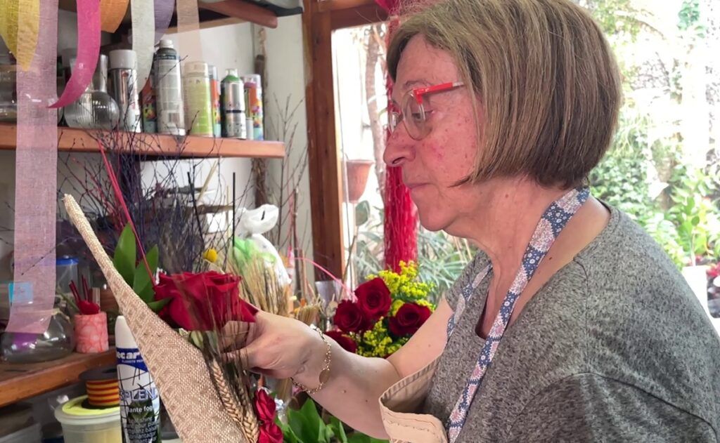 Montse Manent preparant una de les últimes roses a la floristeria La Ginesta