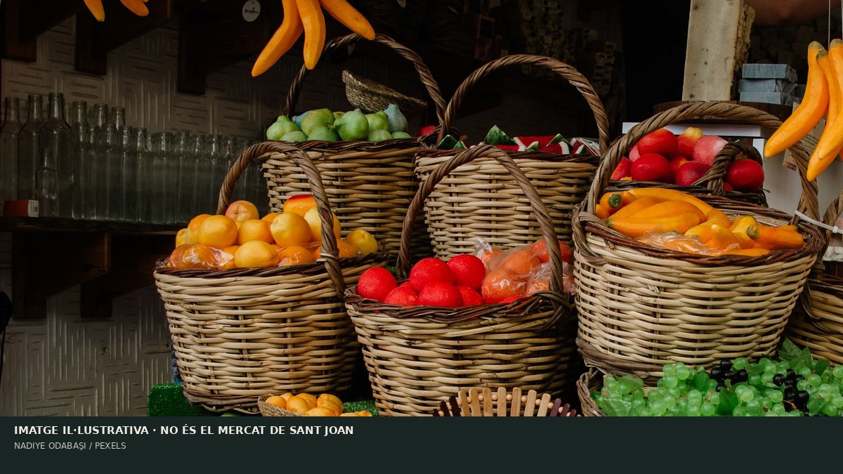 Cistelles amb fruita i verdura en una parada de mercat. Imatge il·lustrativa, no és el Mercat de Sant Joan. Nadiye Odabaşı / Pexels.